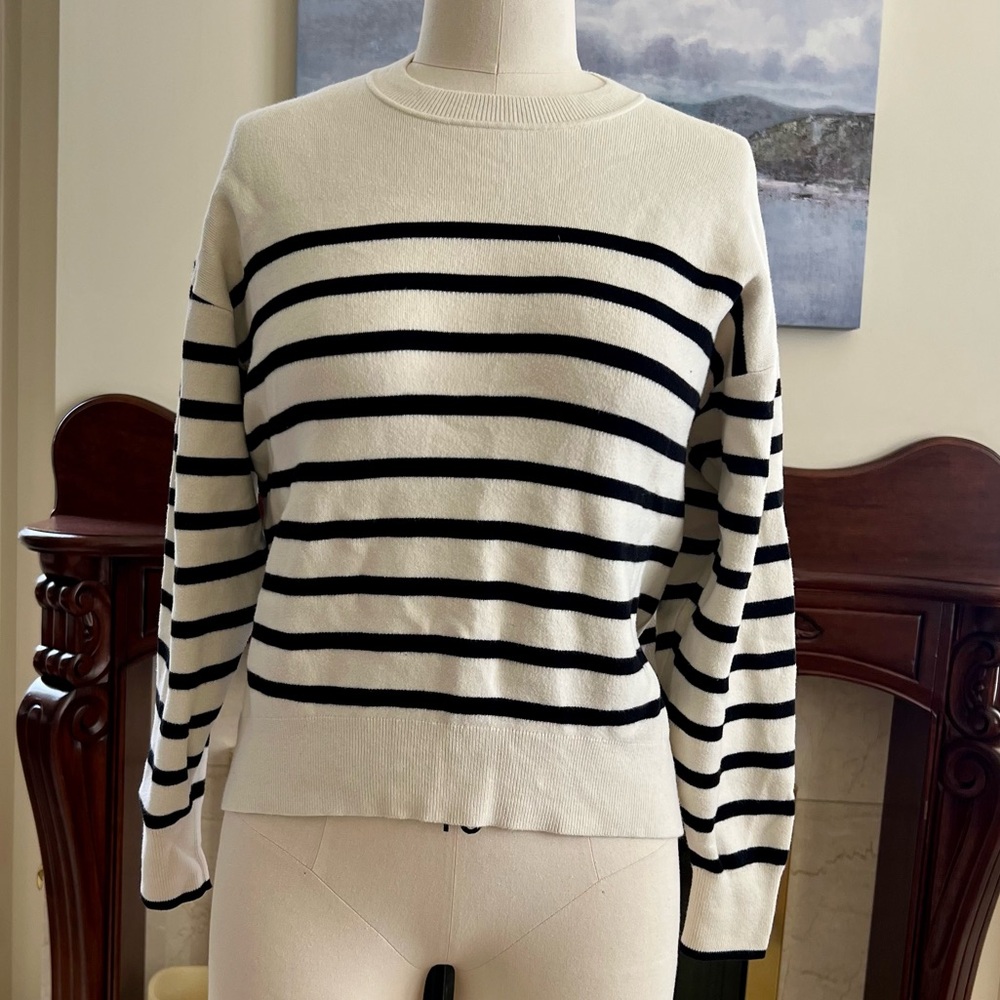 Uniqlo Women's Black and Cream Striped Sweater